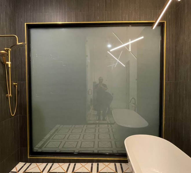 Baño residencial con mampara de vidrio inteligente