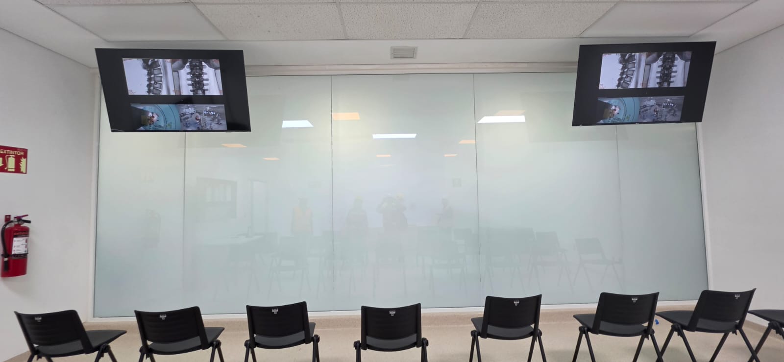 Sala de espera médica con muro de vidrio inteligente opaco