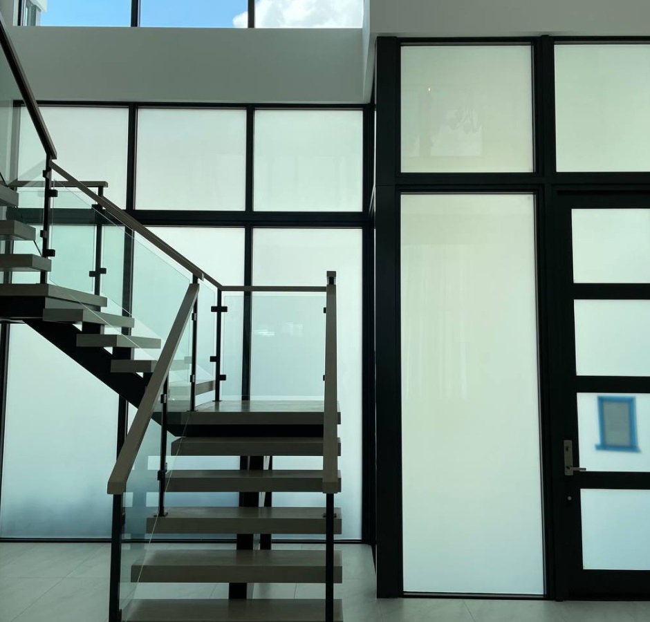 Escalera residencial con vidrio inteligente translúcido