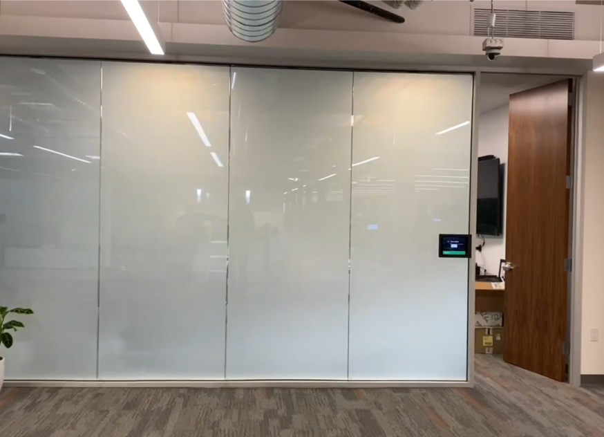 Sala de juntas comercial con vidrio inteligente opaco